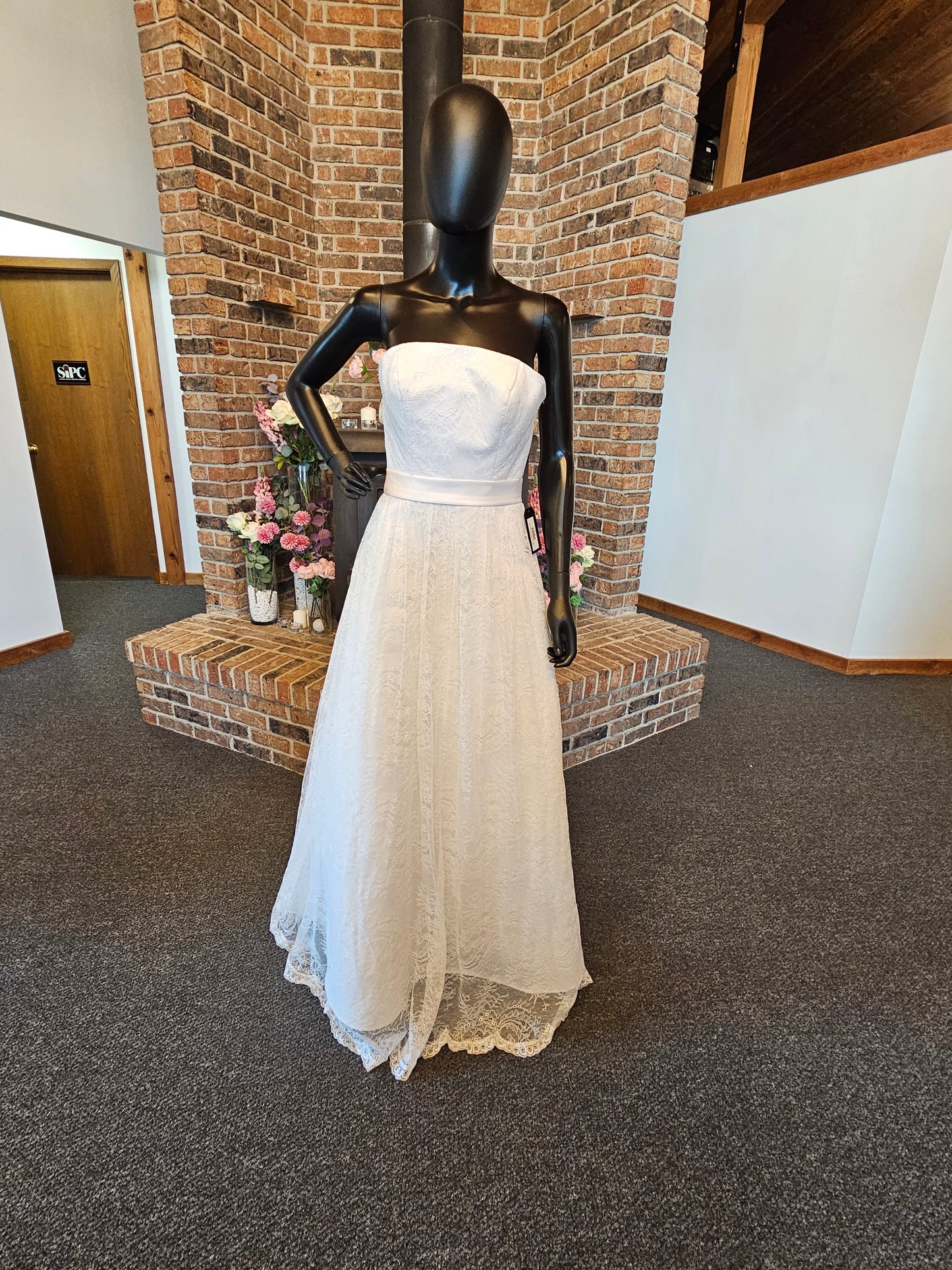 White Lace A-Line Strapless Wedding Gown - Da Vinci
