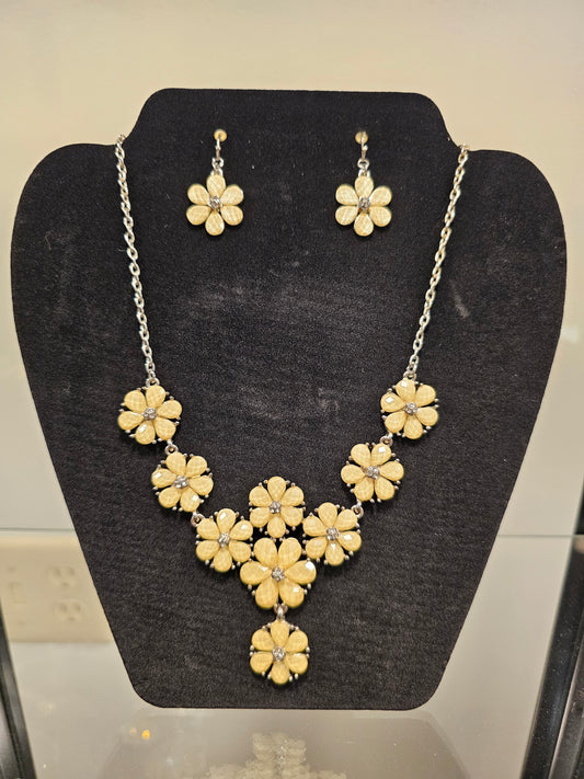 Ivory Daisy Necklace and Earring Set