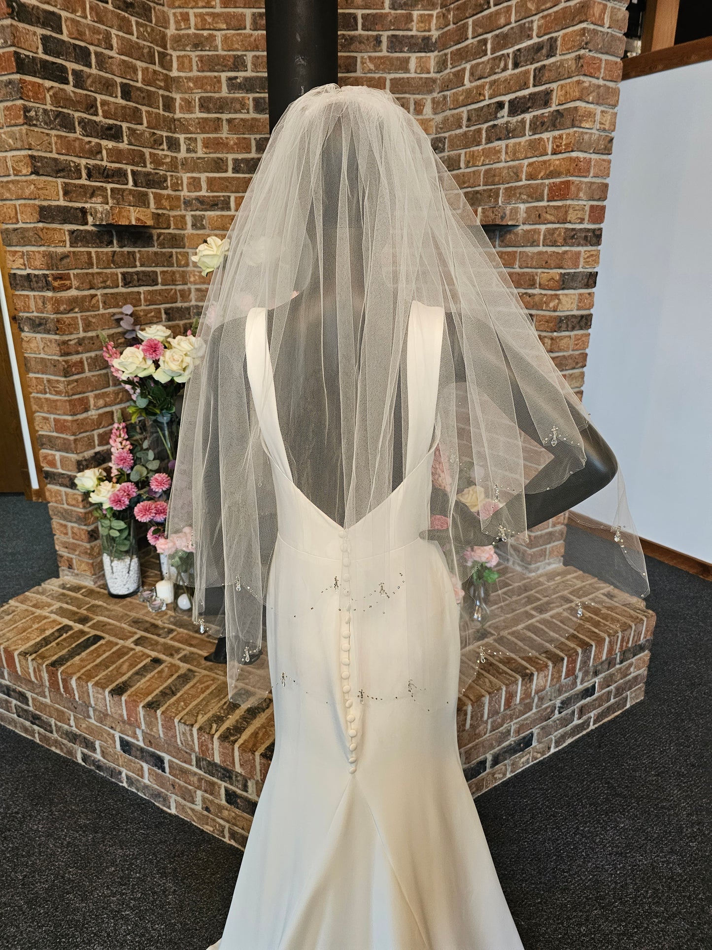 Scallop Edge Crystal Accent Elbow Veil