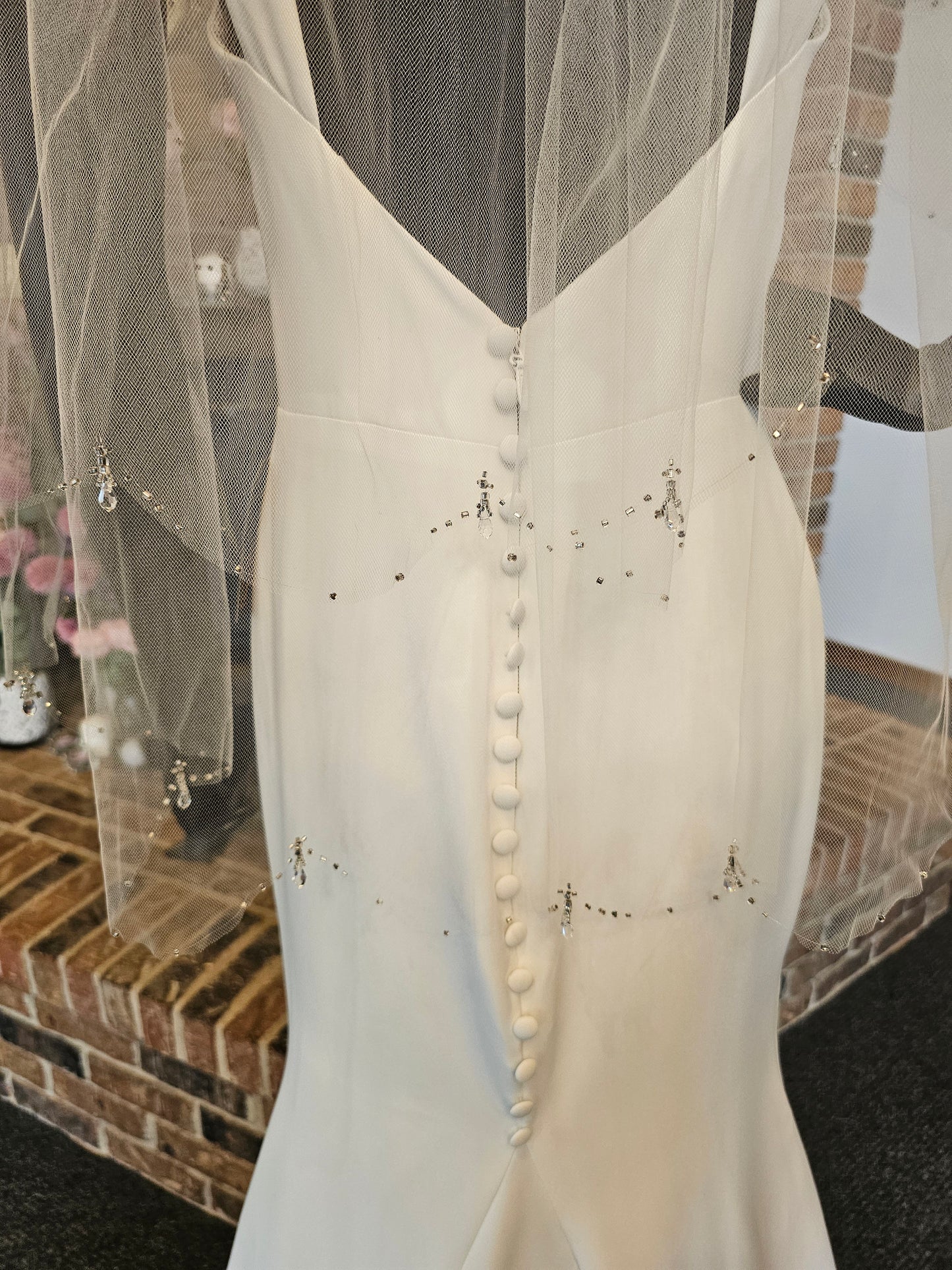 Scallop Edge Crystal Accent Elbow Veil