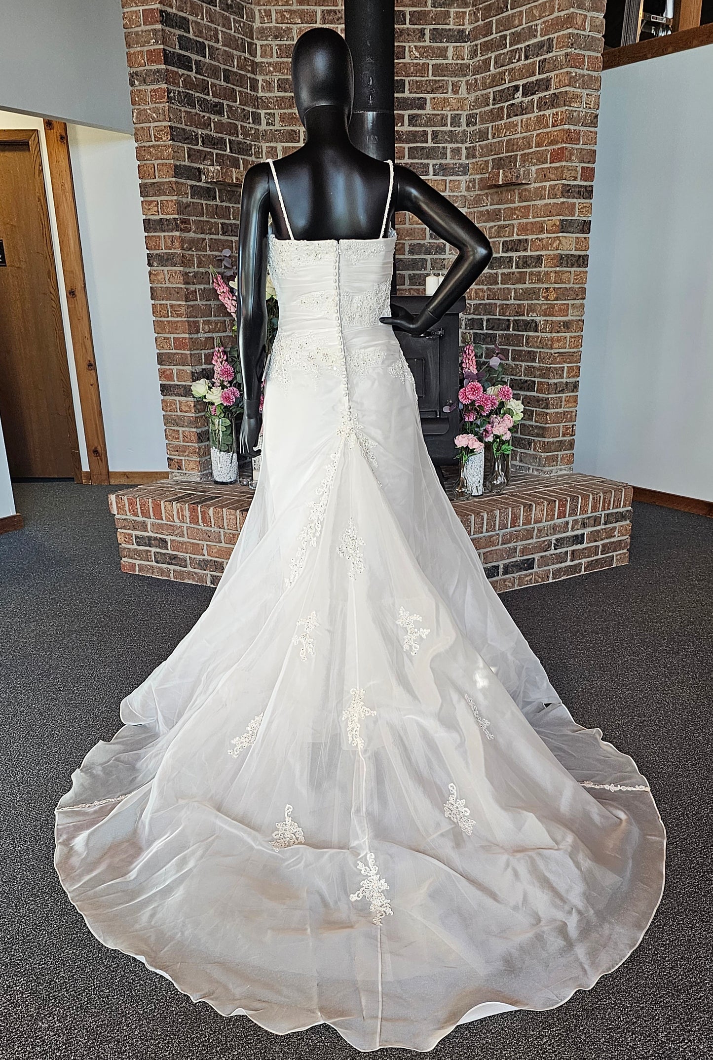 Pronovias Organza Fitted Ivory Wedding Gown