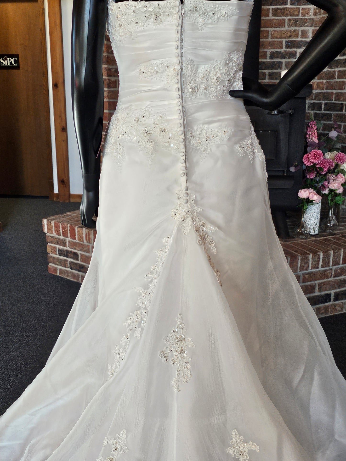 Pronovias Organza Fitted Ivory Wedding Gown