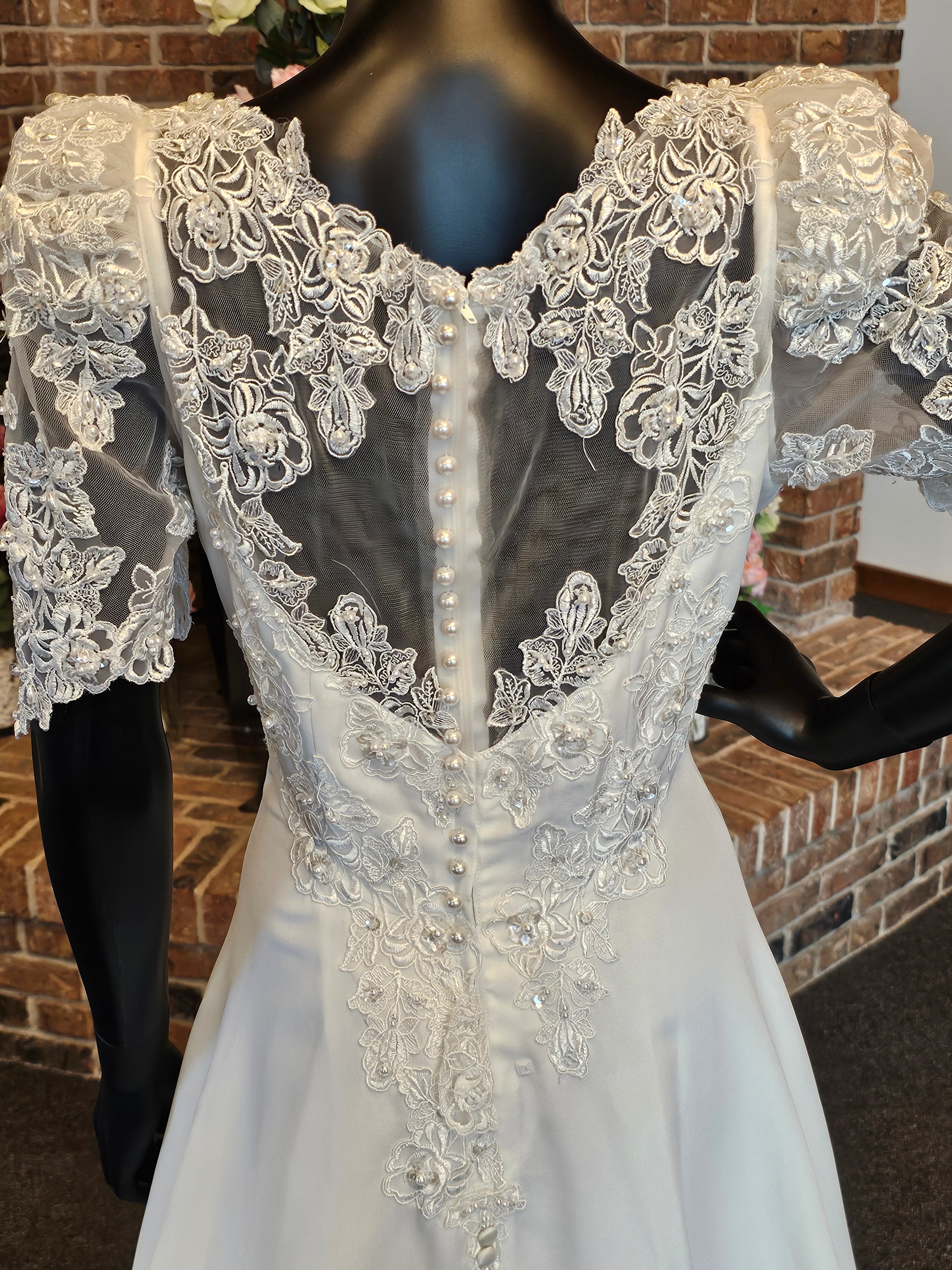 Bridal Originals Short sleeve lace Wedding dress outlet measurements below