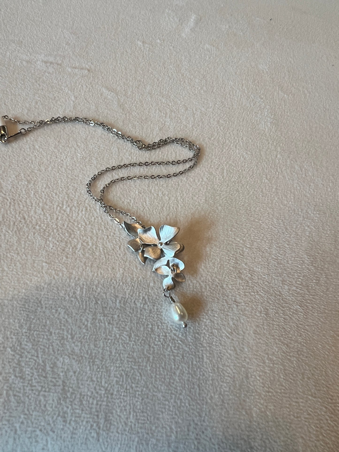 Silver Ivy & Pearl Necklace