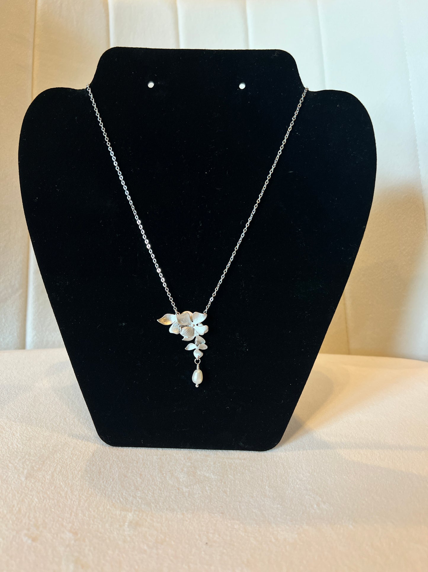 Silver Ivy & Pearl Necklace