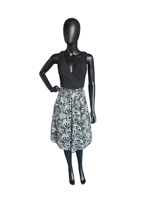 Black/White 3D Applique Cocktail Dress - R&M Richards