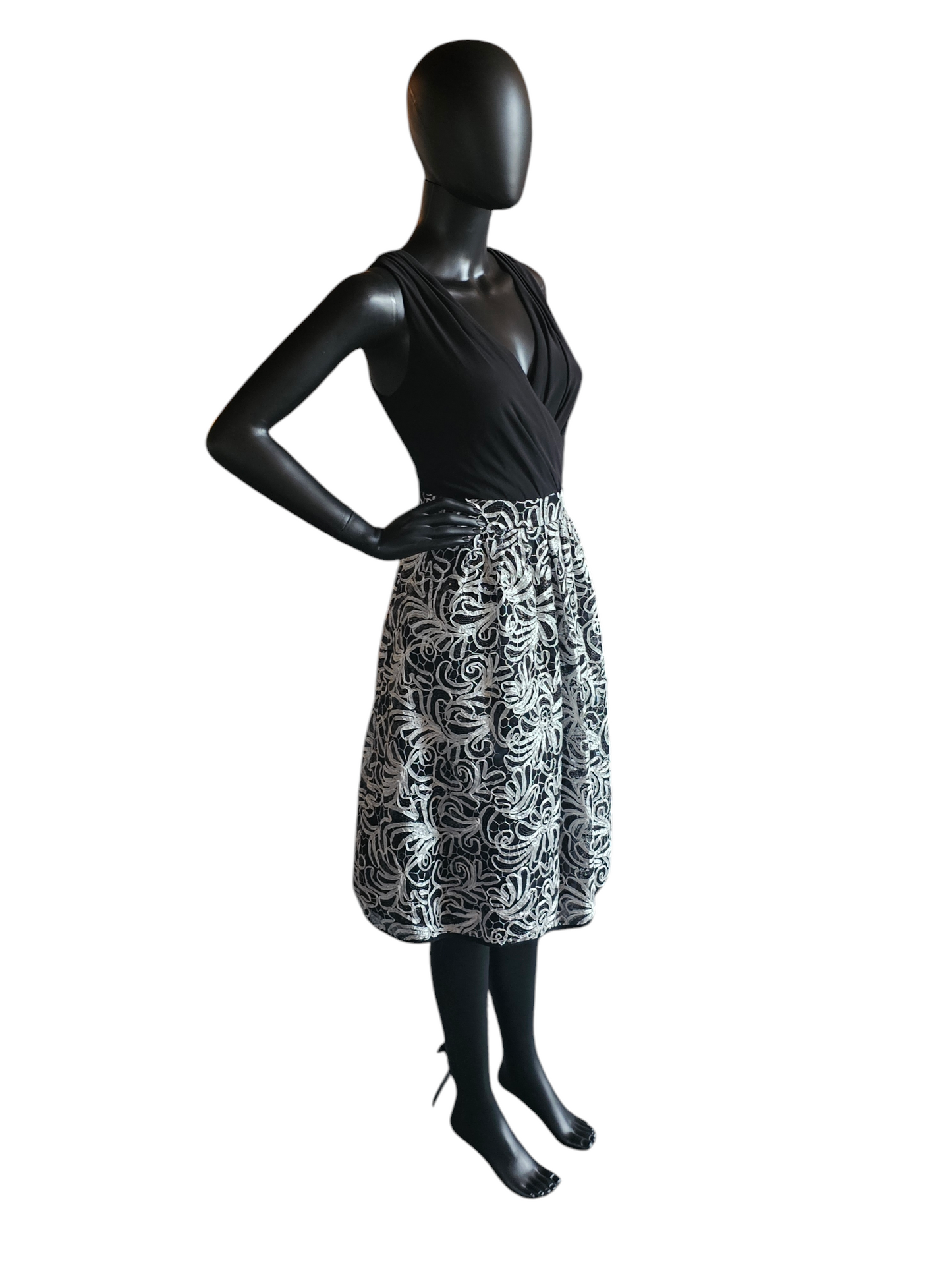 Black/White 3D Applique Cocktail Dress - R&M Richards