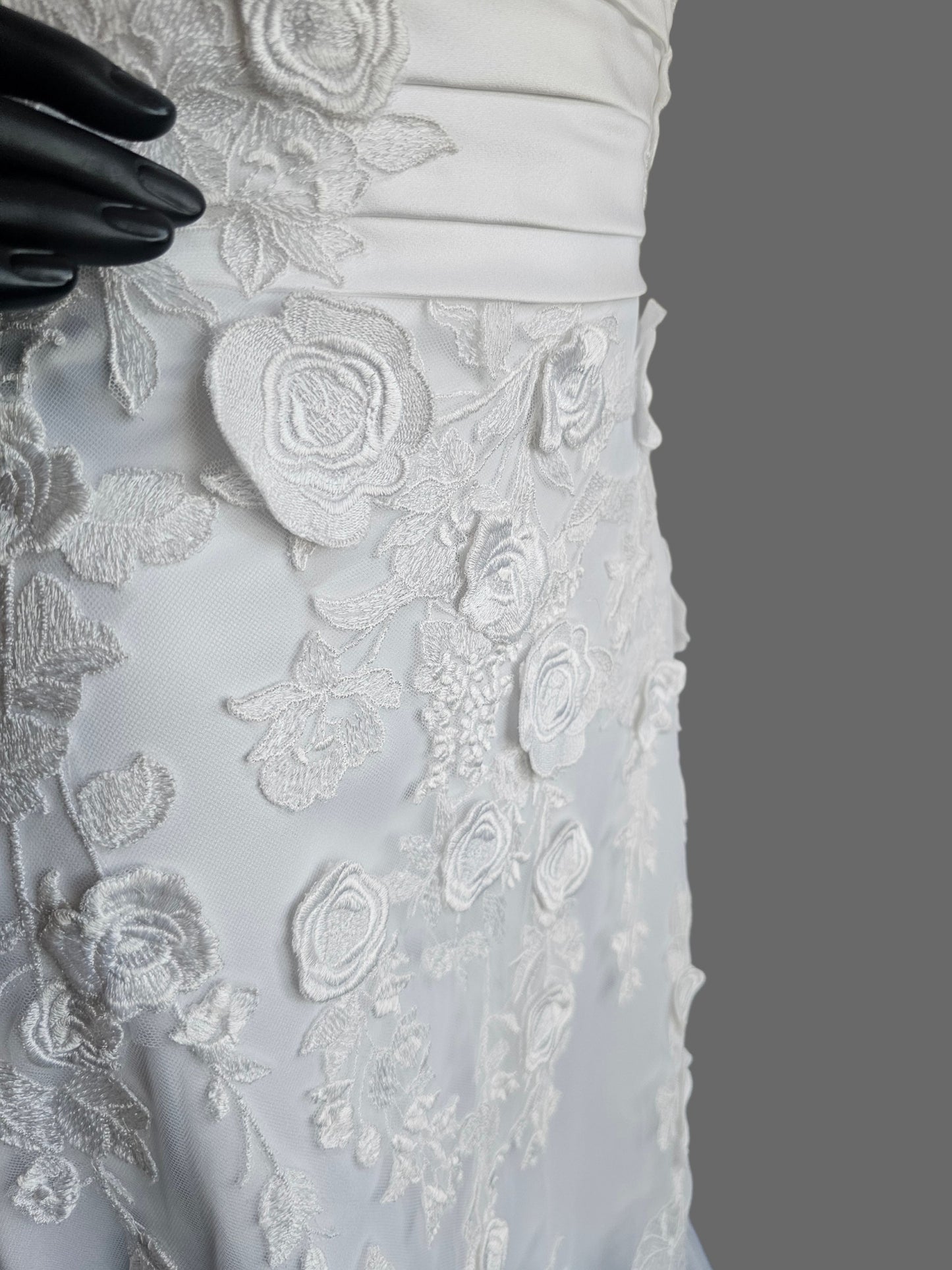 White 3D Floral Lace Straight Cut / Flared V-Neck Small Train Wedding Gown - MTA Solano